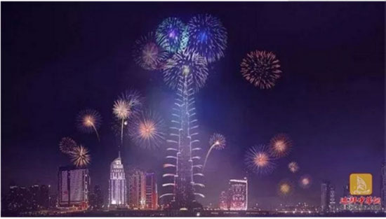 دبي في عيد الربيع، جمال رافعة XCMG تحت برج خليفة